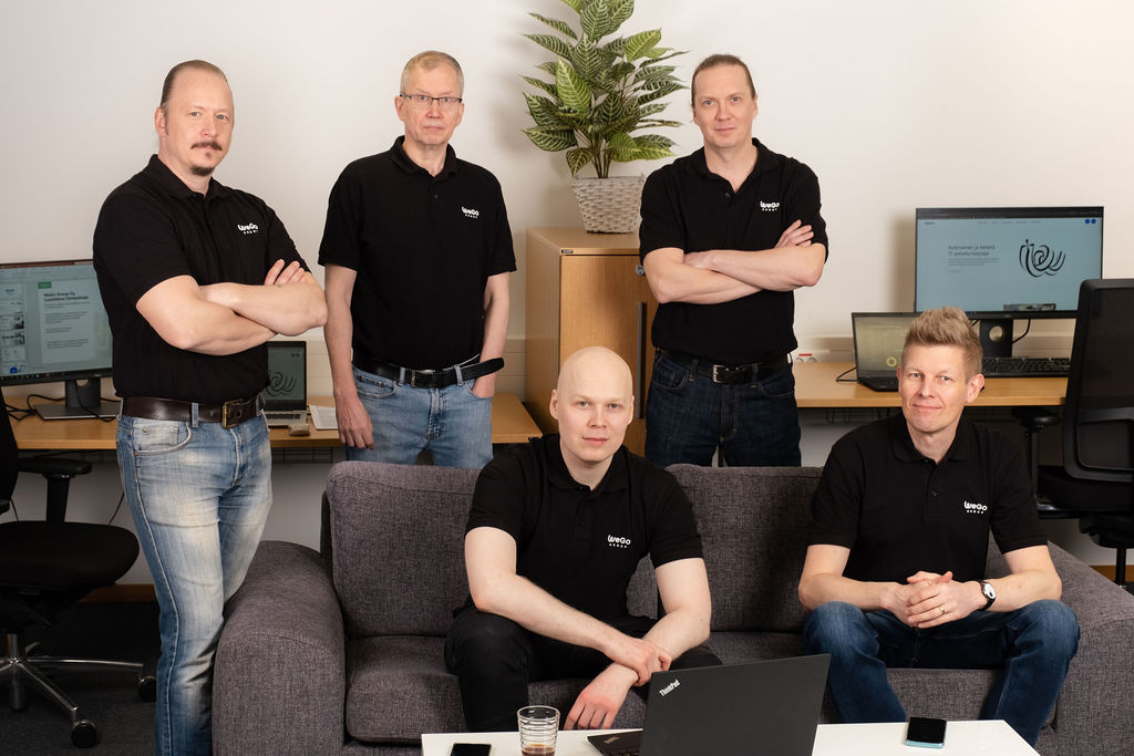 Viisi Wegon tiimiläistä IT-osastolta t-paidat päällä.