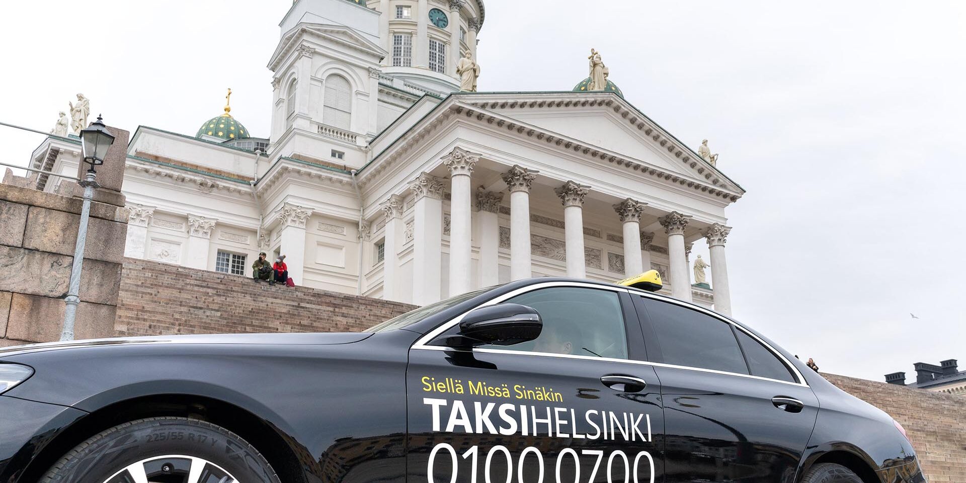 Taksi Helsingin referenssin kansikuvassa on etualalla Taksi Helsingin auto sekä taustalla Helsingin tuomiokirkko