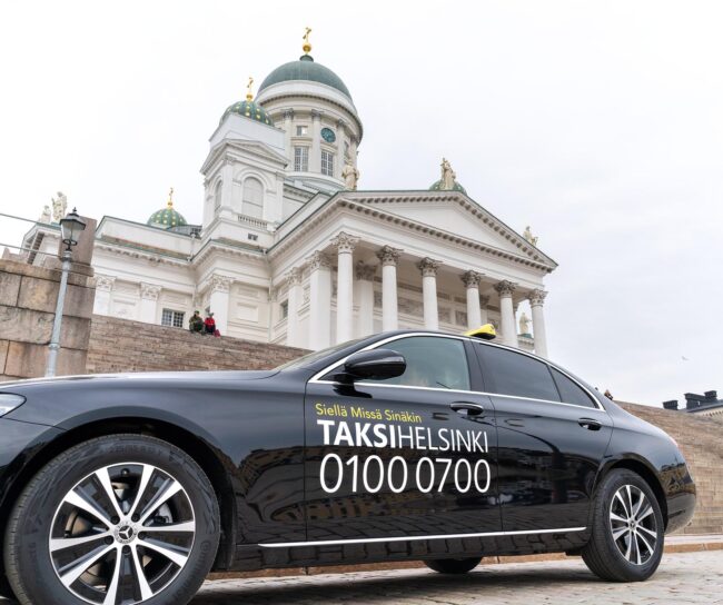 Taksi Helsingin referenssin kansikuvassa on etualalla Taksi Helsingin auto sekä taustalla Helsingin tuomiokirkko