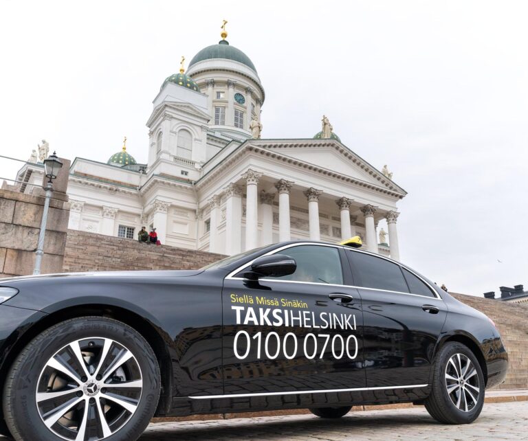 Taksi Helsingin referenssin kansikuvassa on etualalla Taksi Helsingin auto sekä taustalla Helsingin tuomiokirkko