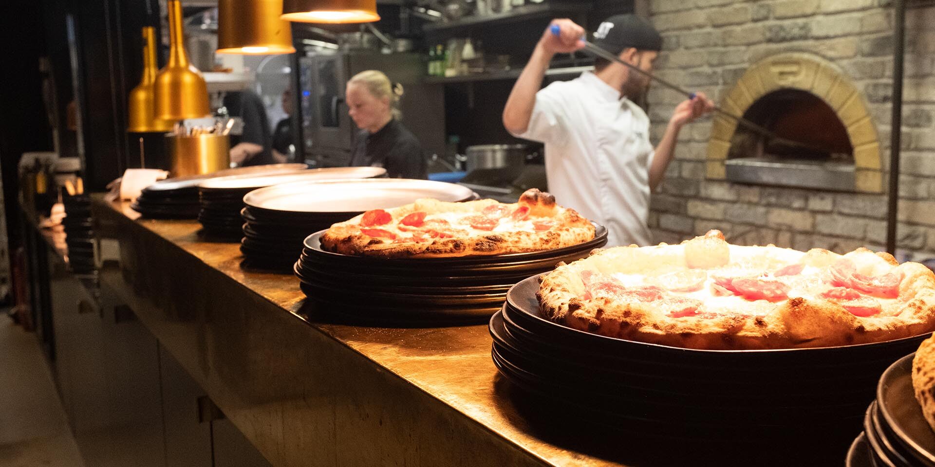 WeGo Groupin asiakkaan MaRan referenssissä käytetty kansikuva. Kuvassa on Fat Lizardin ravintolasta otettu kuva, jossa näkyy kokki, tarjoilija ja etualalla pizzoja.