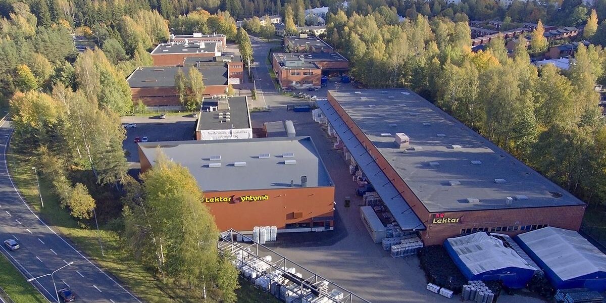 WeGo Groupin asiakkaan Lektarin tiloista otettu ilmakuva. Kuvassa näkyy Lektar yhtymän toimitilat, autotie ja puita.