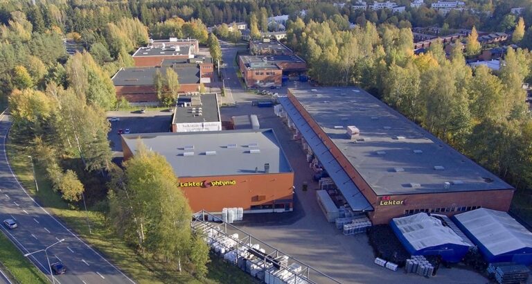 WeGo Groupin asiakkaan Lektarin tiloista otettu ilmakuva. Kuvassa näkyy Lektar yhtymän toimitilat, autotie ja puita.
