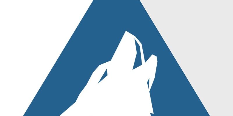 Logo, jossa on ulvova susi sinisen kolmion päällä